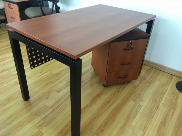 Escritorio ejecutivo con cajonera móvil Escritorio ejecutivo con cajonera móvil