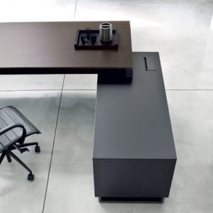 Escritorio gerencial moderno con cajoneras horizontales